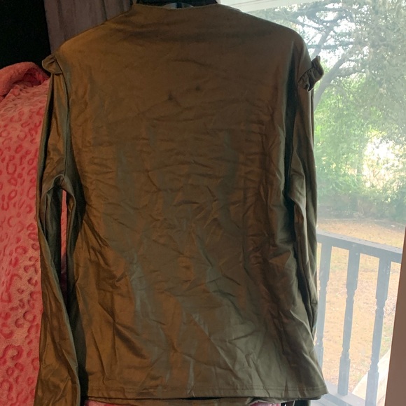 💚💚💚XXL OLIVE GREEN PULLOVER TOP WITH LONG RUFFLED SLEEVES AT THE SHOULDERS💚💚 - Picture 5 of 5